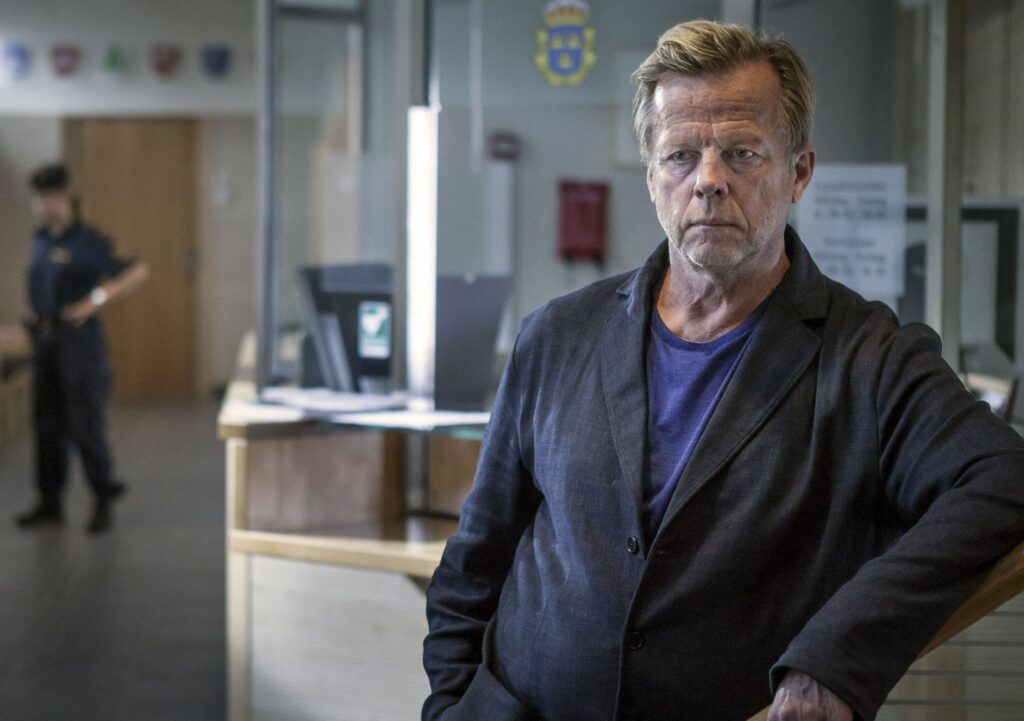 Nach seiner Suspendierung kehrt Wallander (Krister Henriksson) in den Polizeidienst zurück.