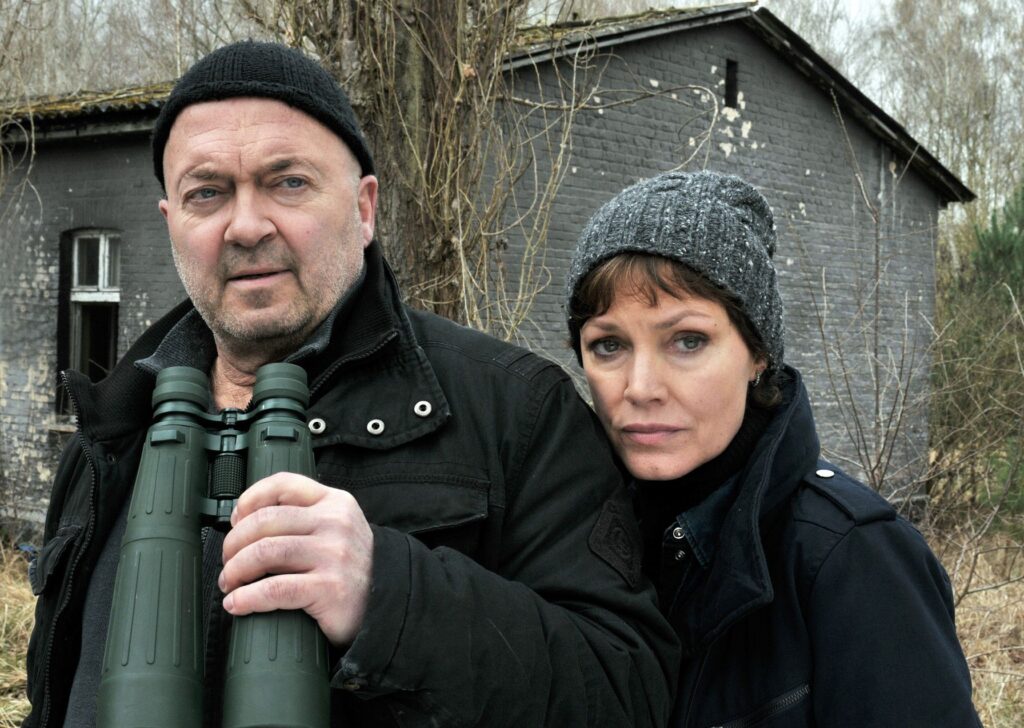 Otto (Florian Martens) und Verena (Maja Maranow) beobachten Rataev und Co.