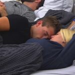 Big Brother Tag 22 – Sharon und Kevin kuscheln im Bett