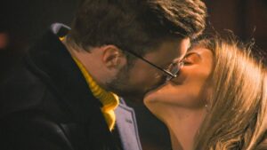 Der Bachelor 2021 Folge 4 - Niko und Stephie küssen sich