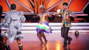 Let's Dance 2021 Show 2 - Auma Obama und Andrzej Cibis tanzen mit Jorge González Salsa