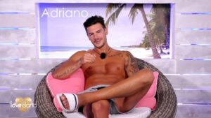 Love Island 2021 Tag 4 - Adriano ist der selbsternannte "Dottore d'Amore"