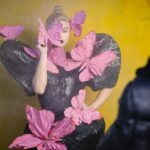 GNTM 2021 Folge 11 – Elisa ist von pinken Schmetterlingen umgeben